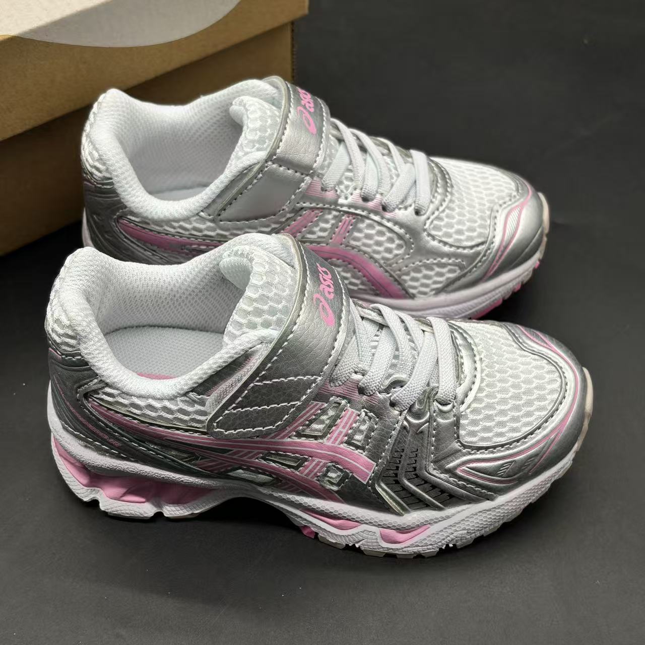 Children's shoes child